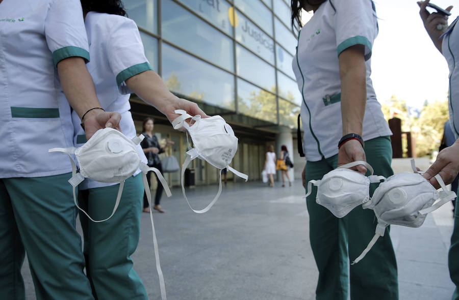 Una veintena de empleados públicos han tenido que ser tratados por conjuntivitis y problemas respiratorios durante la jornada de hoy tras el incendio del pasado domingo