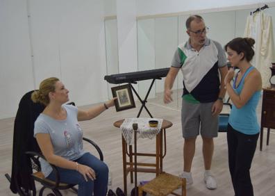 Imagen secundaria 1 - La complicidad entre las actrices y el resto del equipo de 'Bernarda' es más que evidente.