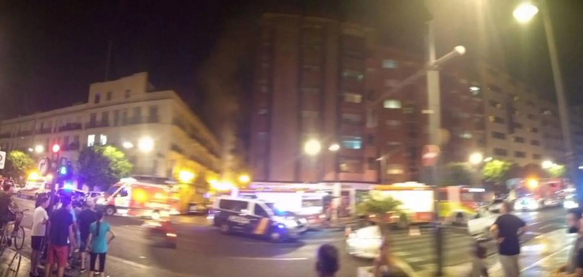 Fotos del incendio en la avenida del Puerto de Valencia