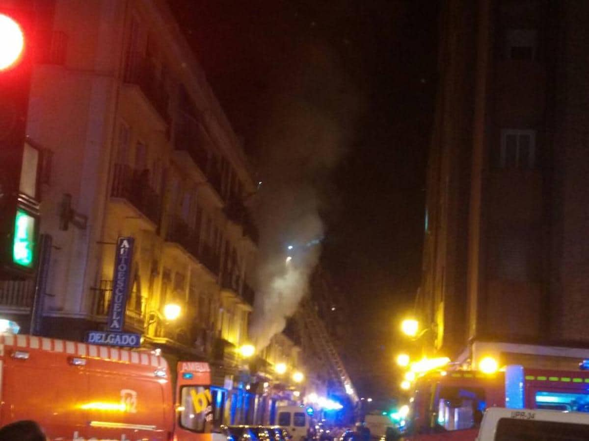 Fotos del incendio en la avenida del Puerto de Valencia