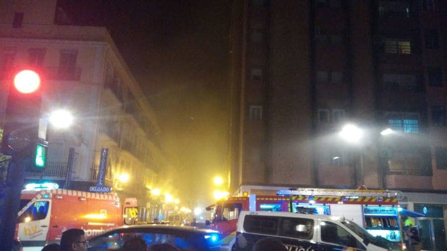 Fotos del incendio en la avenida del Puerto de Valencia