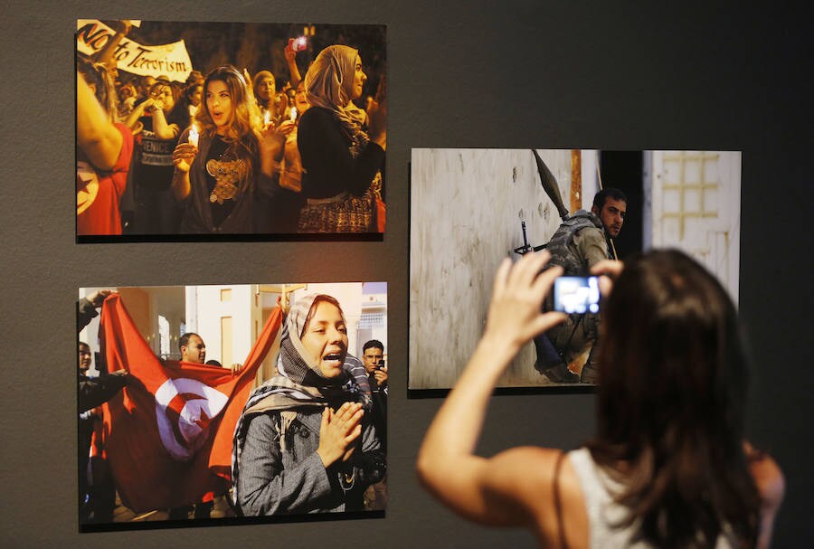Fotos de la exposición del IVAM contra los muros al arte árabe