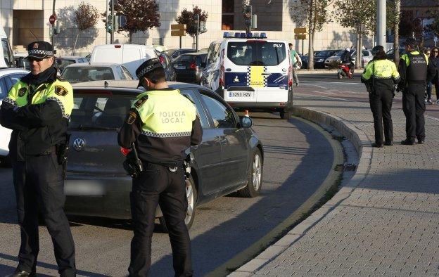 Dos policías locales en un control de tráfico en Valencia. 