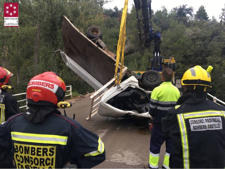 Fotos del rescate al camión caído por un puente en Fuente de la Reina