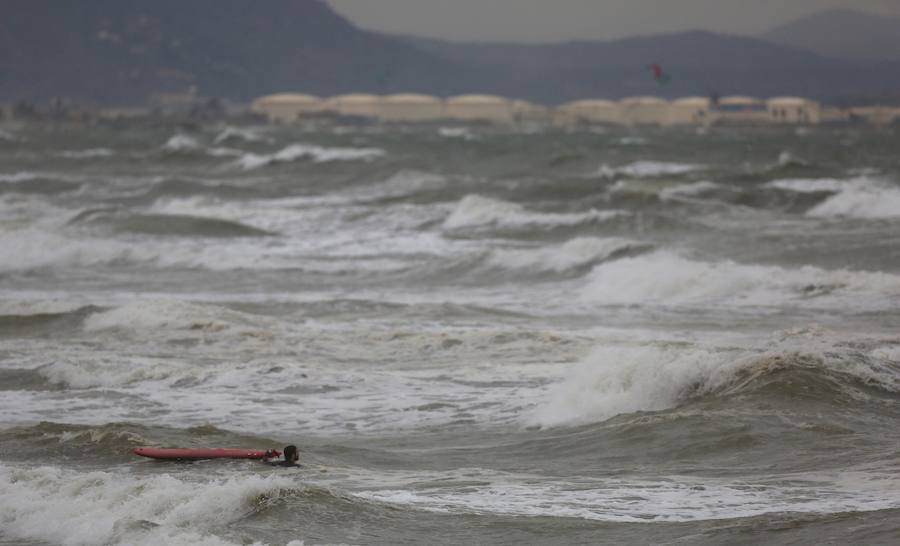 Fotos de la playa de la Malvarrosa inundada