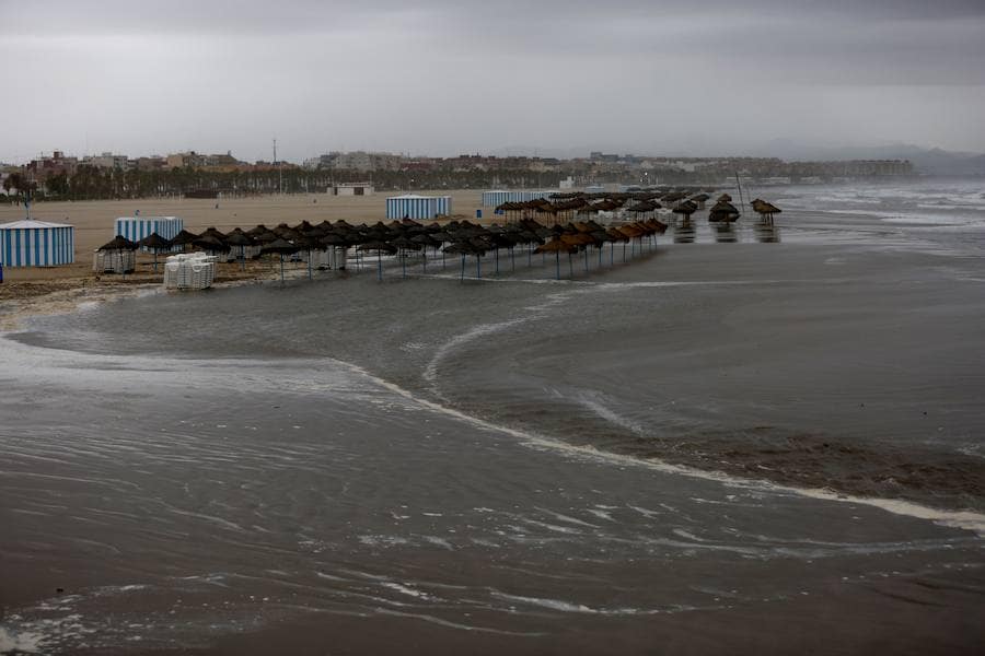 Fotos de la playa de la Malvarrosa inundada