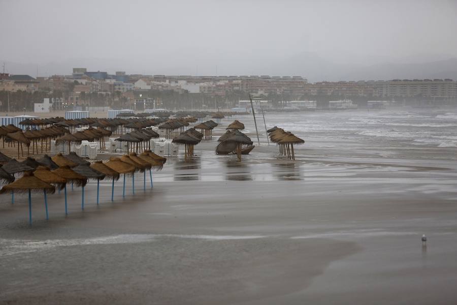 Fotos de la playa de la Malvarrosa inundada