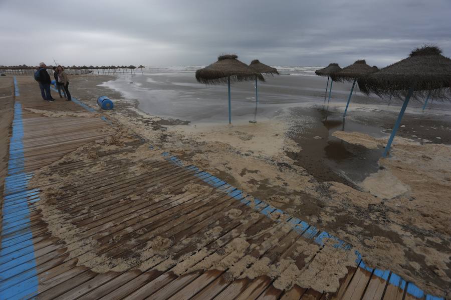 Fotos de la playa de la Malvarrosa inundada