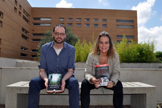Borja Cabada y Paula Izquierdo, con sus libros premiados en Valencia. 