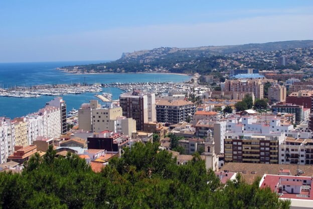 Panorámica de Dénia desde el castillo, con la zona de Les Rotes al fondo. 