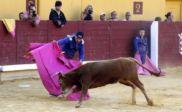 El Bombero Torero y sus enanitos durante la despedida del espectáculo.