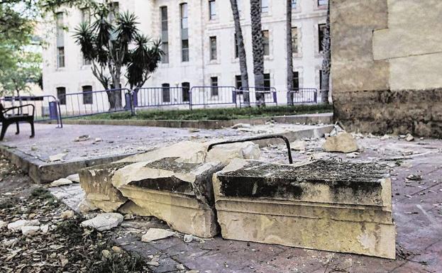 Imagen principal - Arriba, el palacio de Benalúa. Abajo, a la izquierda, expedientes acumulados en el archivo de Alicante; a la derecha, archivadosvadores en el suelo y acumulados.