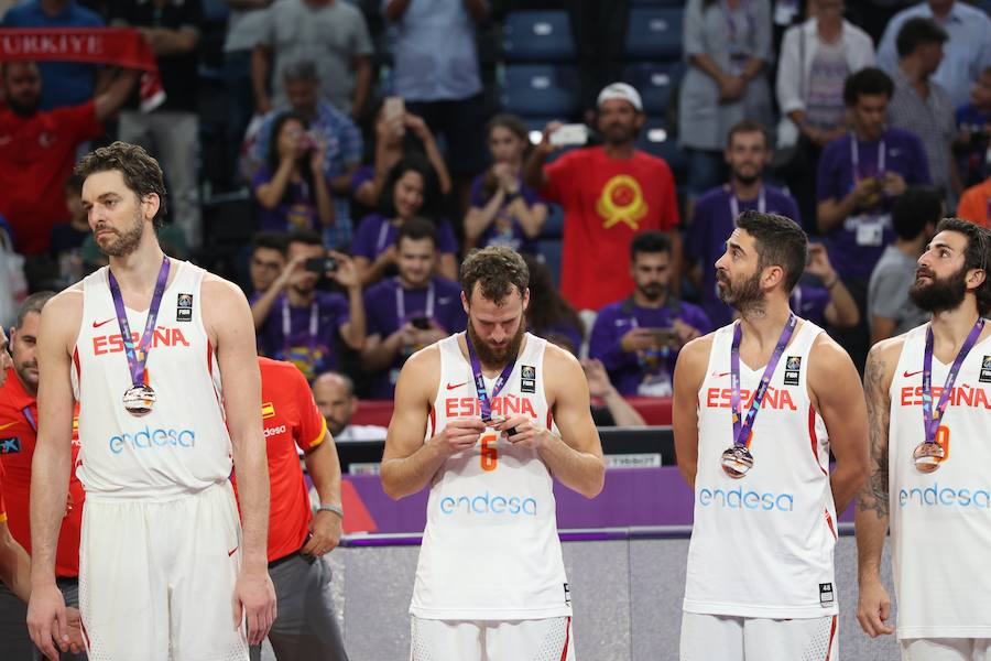 La selección española de baloncesto venció a Rusia en el duelo por el metal y último encuentro de Juan Carlos Navarro como internacional.