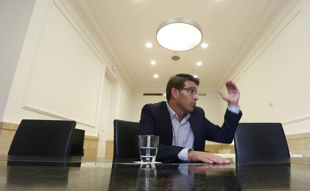 El presidente de la Diputación de Valencia, y portavoz de la ejecutiva socialista, Jorge Rodríguez, antes de la entrevista. 