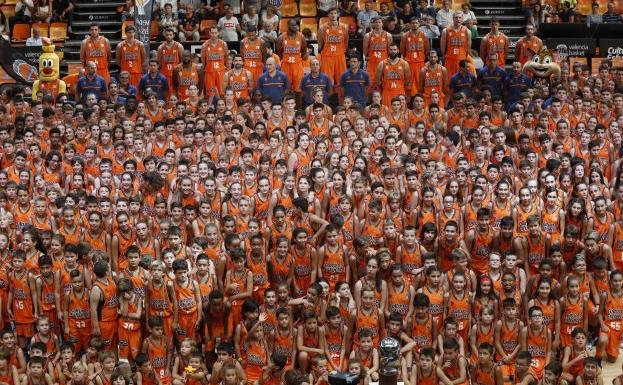 Foto de familia del primer equipo masculino y femenino con los 550 jugadores y jugadoras de L'Alqueria del Basket.