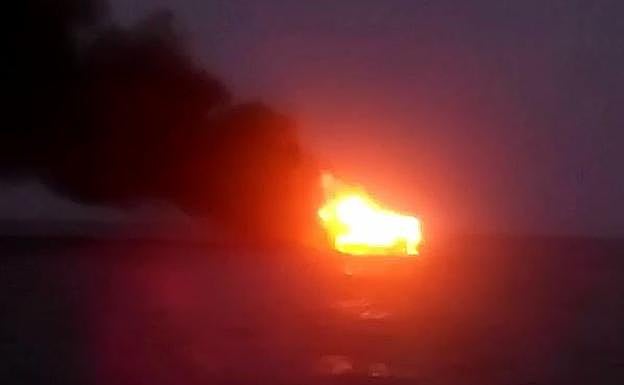 Arde un barco a 10 km de la costa de la isla de Tabarca