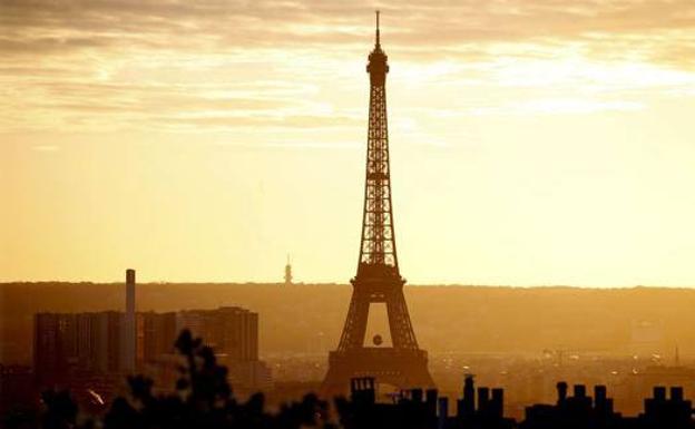 Empiezan a construir un muro antibalas en torno a la Torre Eiffel de París