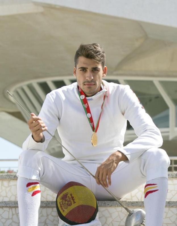 Manuel Bargues posa con el equipaje de esgrima de la selección española. 