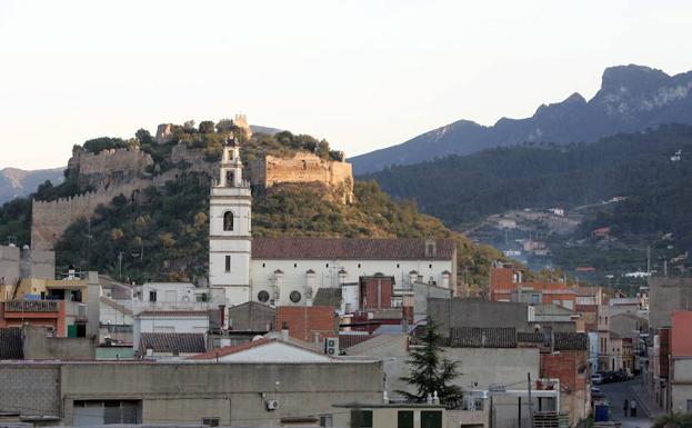Panorámica del Castillo de Corbera junto al pueblo y la iglesia.