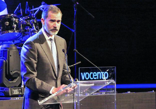 Discurso. El Rey Felipe VI, durante su intervención, ayer en  el acto del 15 aniversario de Vocento, que se celebró en el Teatro Real de Madrid. 