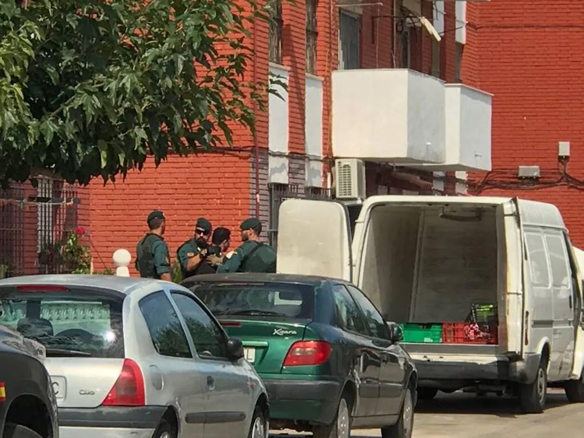Se investiga si el detenido ayudó a los terroristas en la compra de sustancias para fabricar los explosivos almacenados en la vivienda de Alcanar, localidad que se encuentra a poco más de diez kilómetros de la localidad