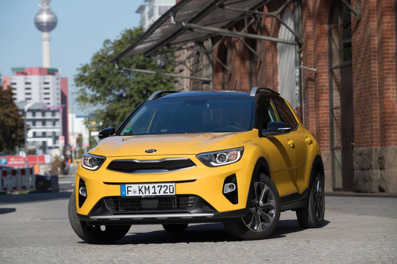 Con poco más de 4,10 metros de longitud, el nuevo Kia Stonic es un SUV compacto, con un inconfundible estilo europeo y las mayores posibilidades de personalización que haya tenido nunca un coche de la marca. A la venta desde 12.919 euros. 