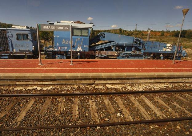 Un tren de mantenimiento, junto a las vías. 