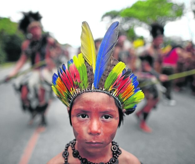Indígenas brasileños marchan hacia Río de Janeiro para pedir la protección de sus ecosistemas amenazados.  