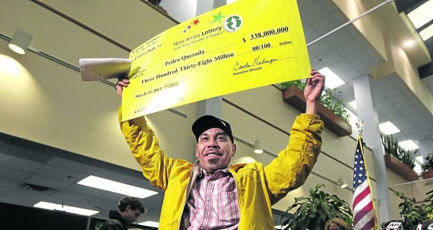 Pedro Quezada, pletórico, en marzo de 2013, cuando ganó 338 millones de dólares en la lotería más popular del país. Desde entonces, apenas ha vuelto a sonreir.