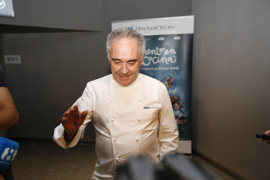 Fotos de Ferran Adriá cocinando frente a 400 niños