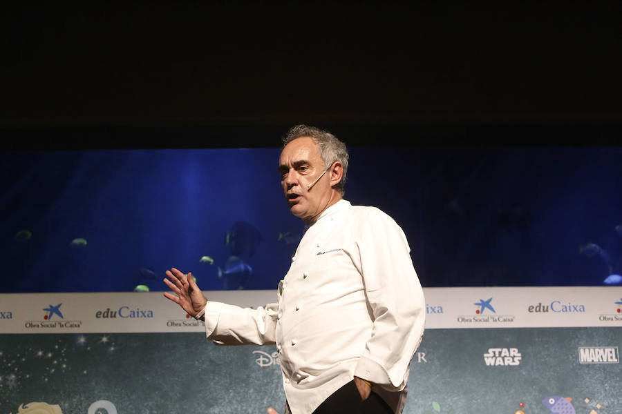Fotos de Ferran Adriá cocinando frente a 400 niños