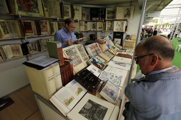 Una de las casetas en la Feria del Libro de Valencia de 2016. 