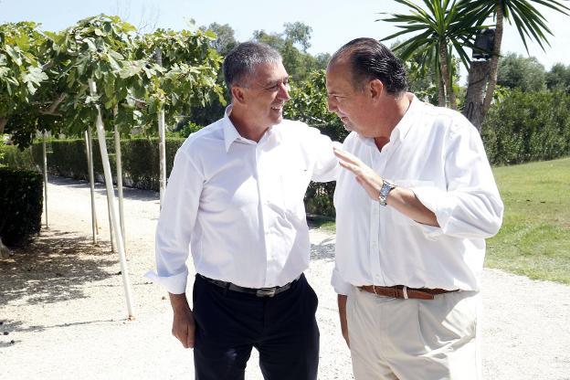 El conseller Rafael Climent charla con José Vicente Morata, presidente de la Cámara. 