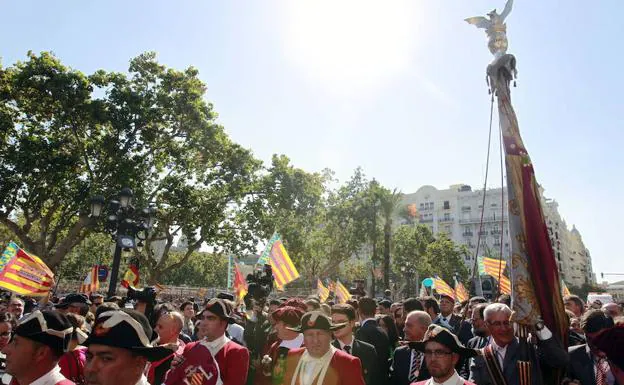 La procesión cívica de la Senyera recorre las calles del centro de Valencia. 
