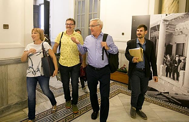 Los concejales Pilar Soriano, Giuseppe Grezzi y Sergi Campillo acompañan al alcalde Joan Ribó al hemiciclo. 