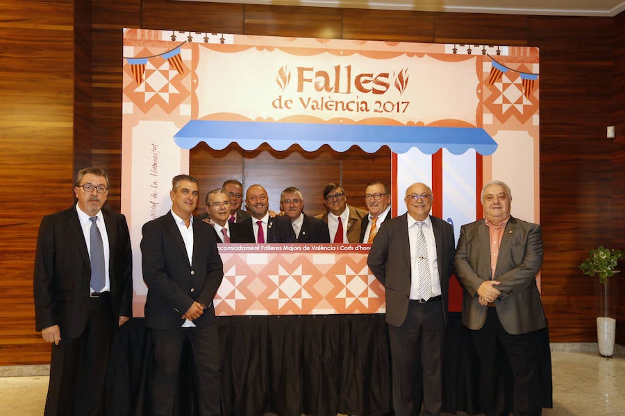 Fotos de la cálida despedida a las falleras mayores de Valencia de 2017, Raquel Alario y Clara Parejo