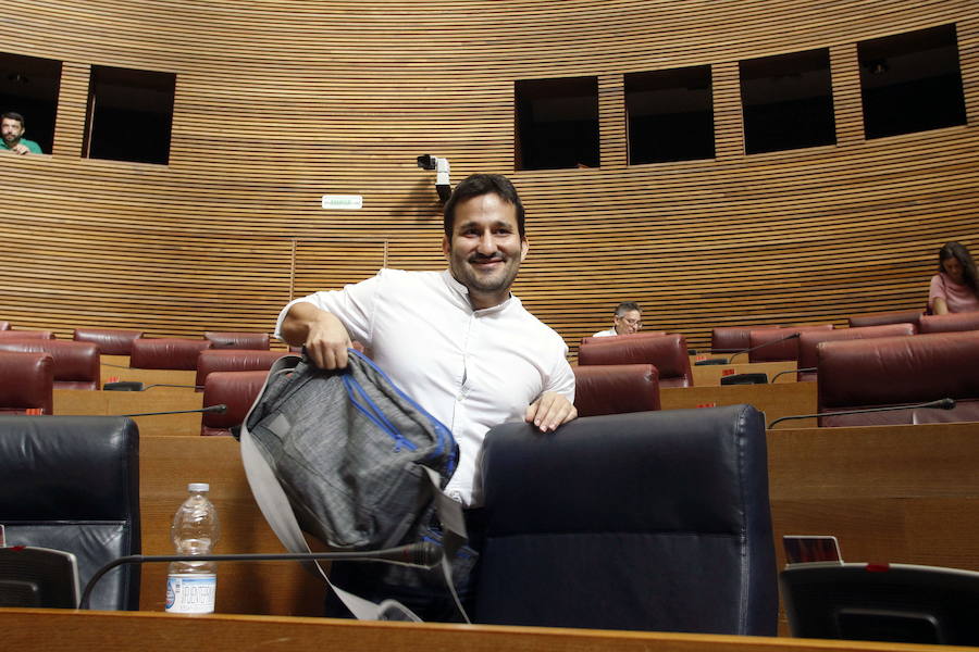 El conseller de Educación, Vicent Marzà, antes de una comparecencia en Les Corts.