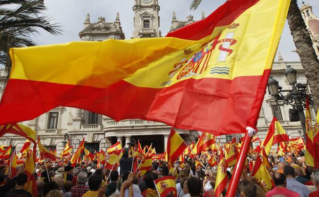Una caravana de banderas españolas recorre el centro de Valencia