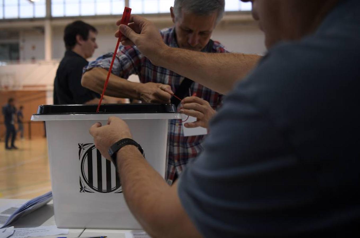 En varios puntos de Cataluña se han vivido momentos de tensión, entre manifestantes y agentes de policía, durante el referéndum soberanista