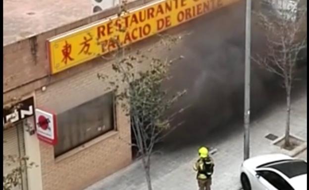 Arde un restaurante chino en la calle Gorgos de Valencia