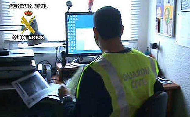 Guardia Civil investiga una red de pornografía infantil. 