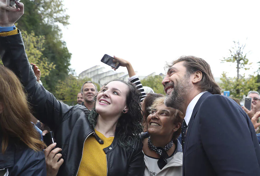 Los actores Penélope Cruz y Javier Bardem presentan en el Festival de cine de San Sebastían Loving Pablo, junto al director Fernando León de Aranoa.