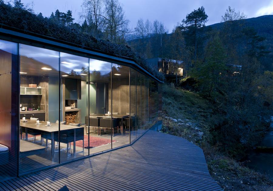 Un hotel para perderse en el bosque: 'Juvet Landscape Hotel' es un conjunto arquitectónico que se oculta, integrado, en lo alto de la frondosidad del bosque noruego de Valldal. Sus habitaciones se distribuyen por todo el paraje natural para ofrecer una perspectiva diferente del entorno, cuyos colores y luces cambian según la estación del año.