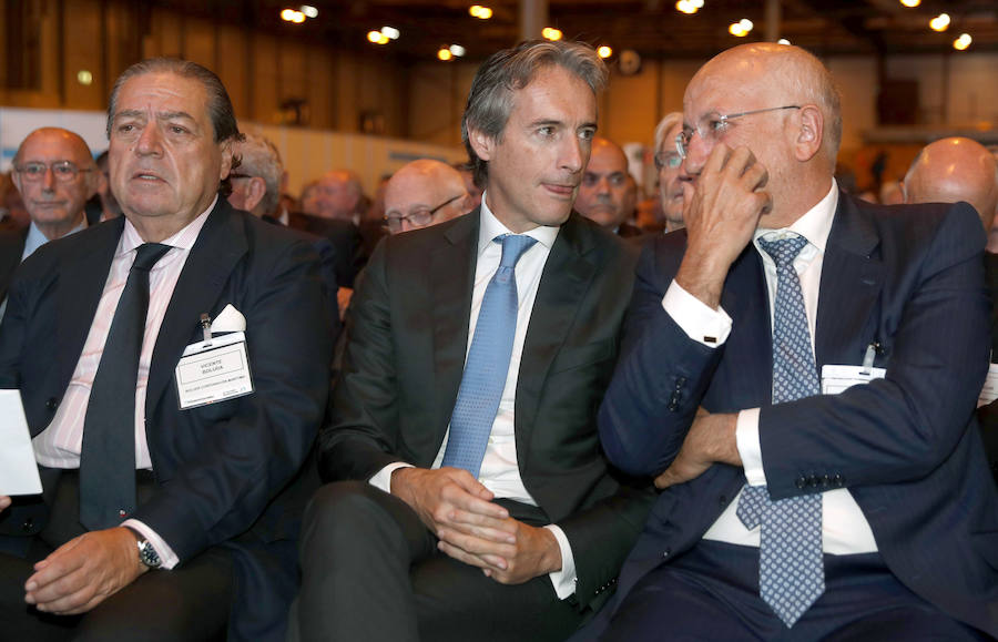 El ministro de Fomento, Íñigo de la Serna (c), conversa con el presidente de Mercadona, Juan Roig, y Vicente Boluda (i), de la Corporación Marítima y AVE.