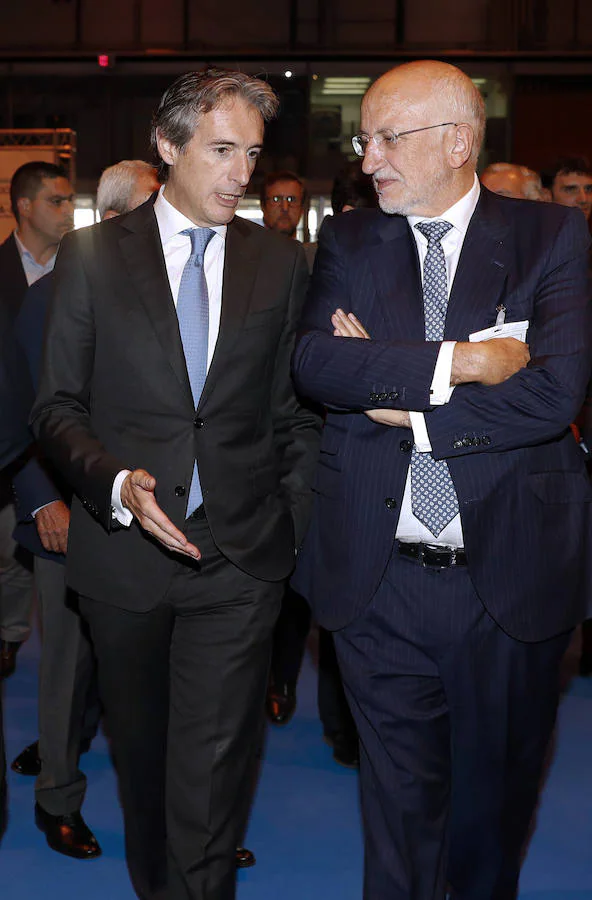 El ministro de Fomento, Íñigo de la Serna (i), conversa con el presidente de Mercadona, Juan Roig.