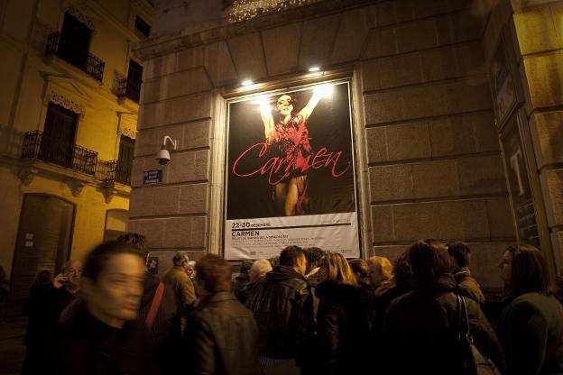 Espectadores en las taquillas del teatro Principal de Valencia. 