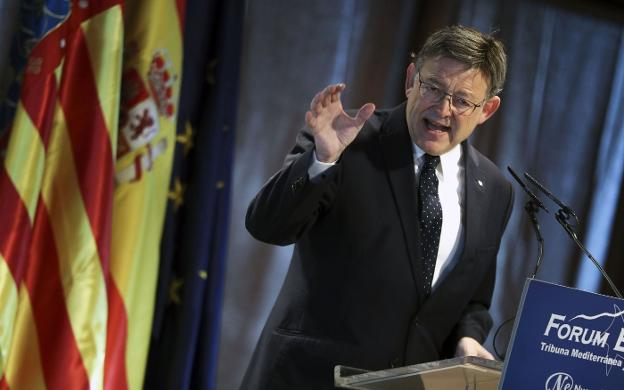 El presidente de la Generalitat, Ximo Puig, durante su conferencia de ayer en el hotel Las Arenas. 