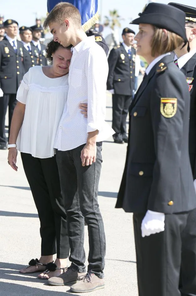 La viuda y uno de los hijos de Blas Gámez, ayer, en uno de los momentos más emotivos del acto institucional. 