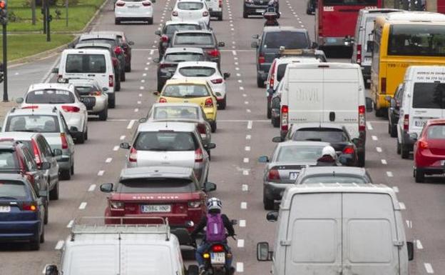 El parque de coches de Valencia aumenta por segundo año desde la crisis