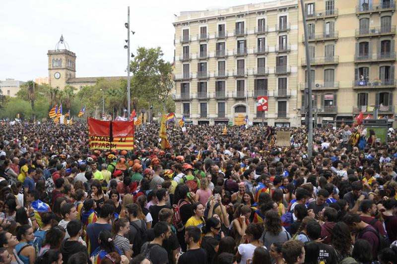 El seguimiento de la huelga es desigual: los comercios del centro de Barcelona están casi cerrados, mientras que una las plantas fabriles más importantes de Cataluña, la de Seat, en Martorell, funciona a pleno rendimiento.